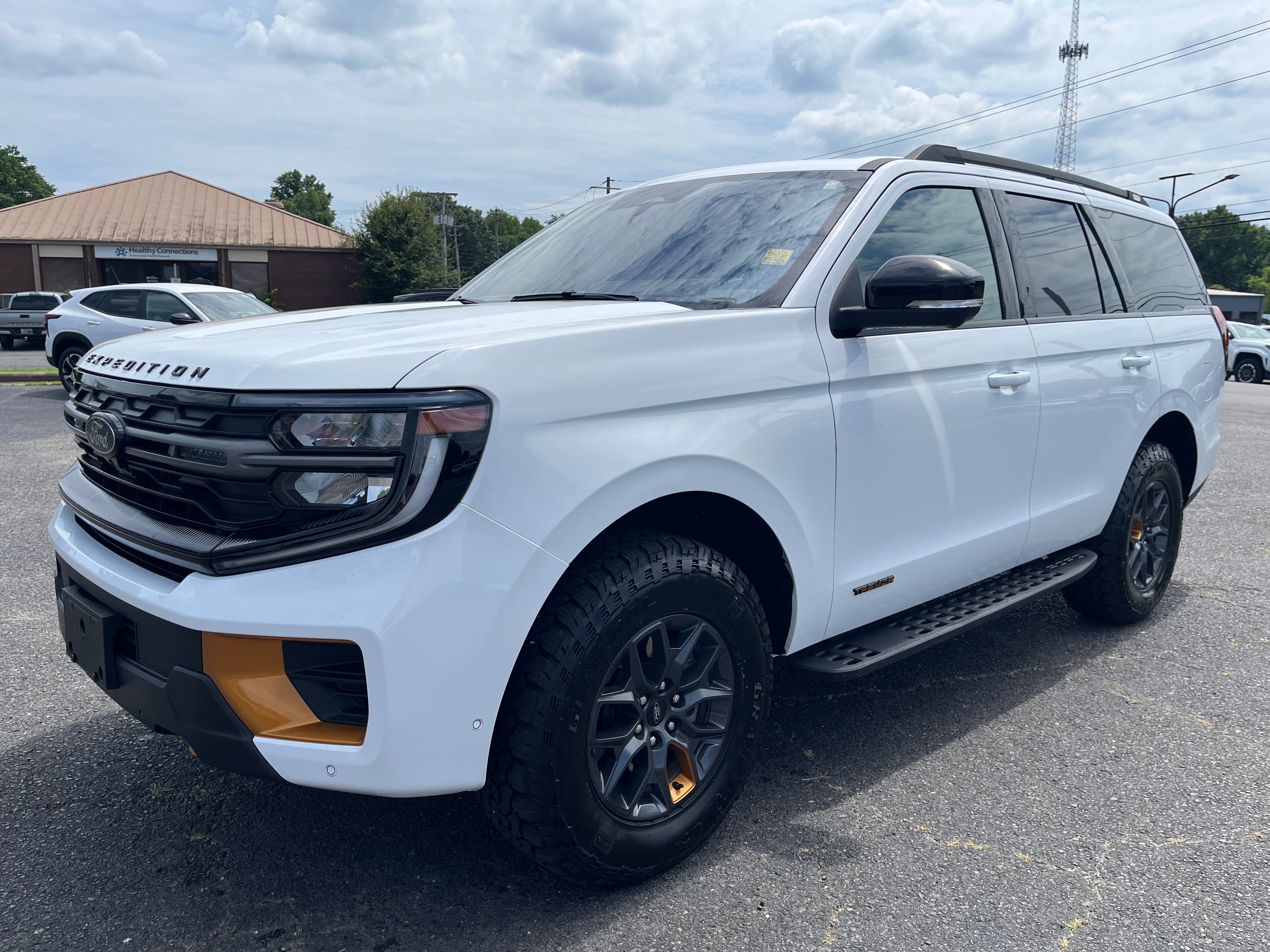2025 Ford Expedition Tremor in Oxford Whi — front three-quarter view