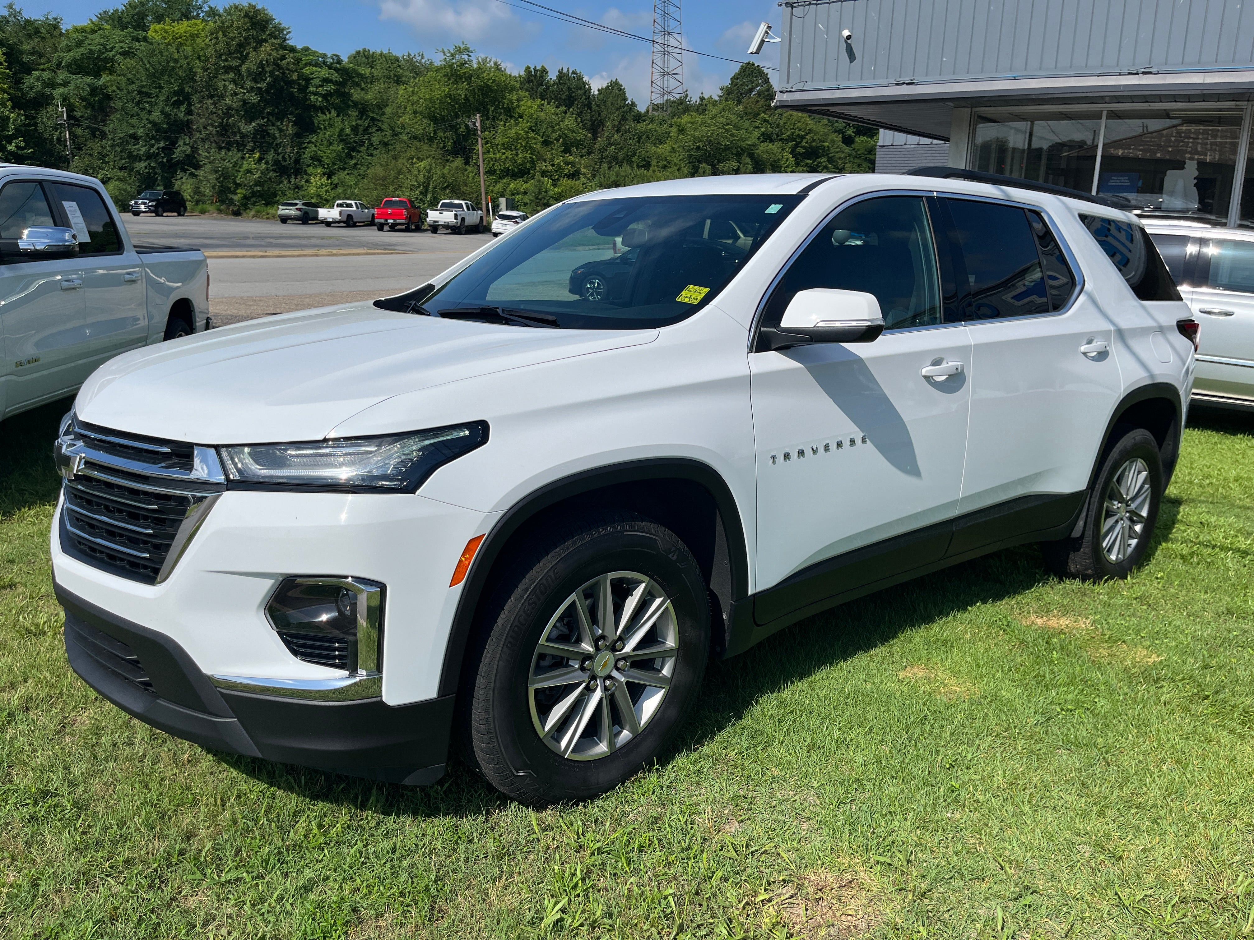 2023 Chevrolet Traverse LT Cloth in Summit White — front three-quarter view