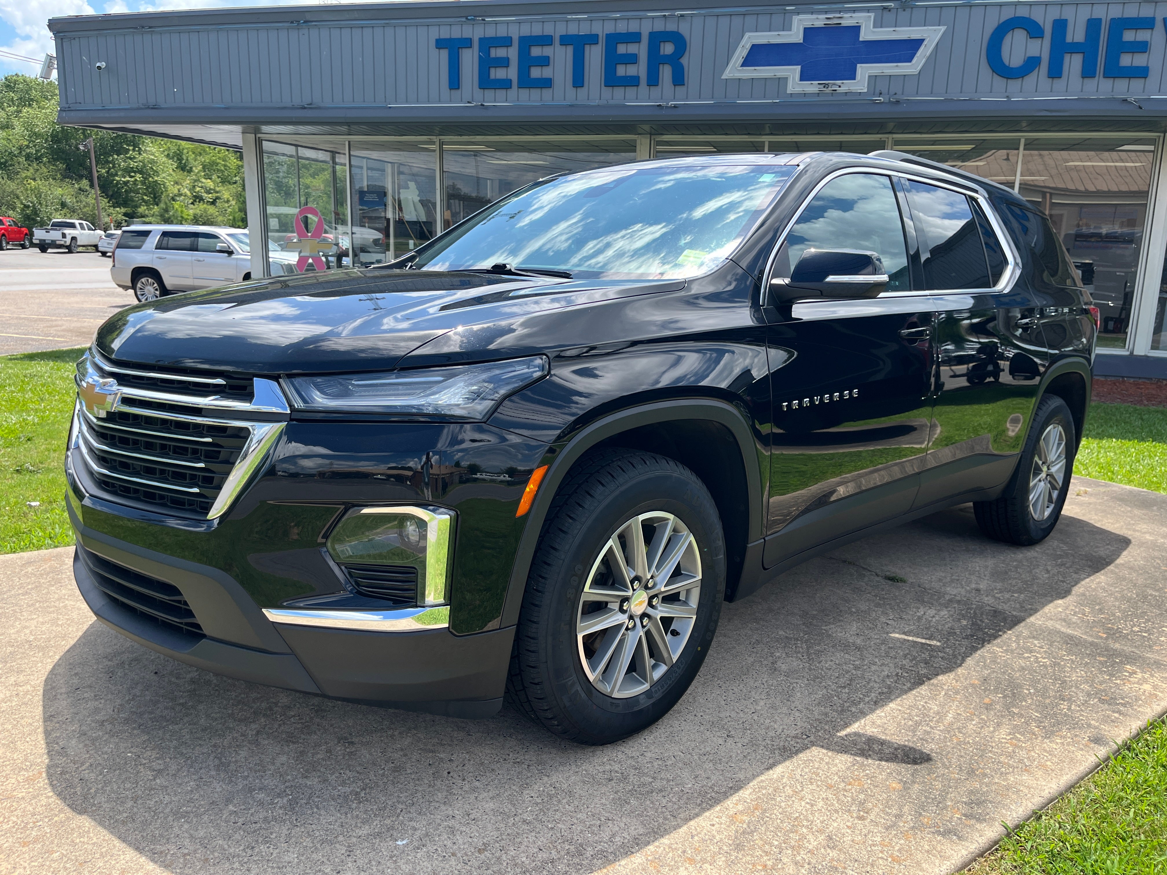 2023 Chevrolet Traverse LT Cloth in Mosaic Black Metallic — front three-quarter view