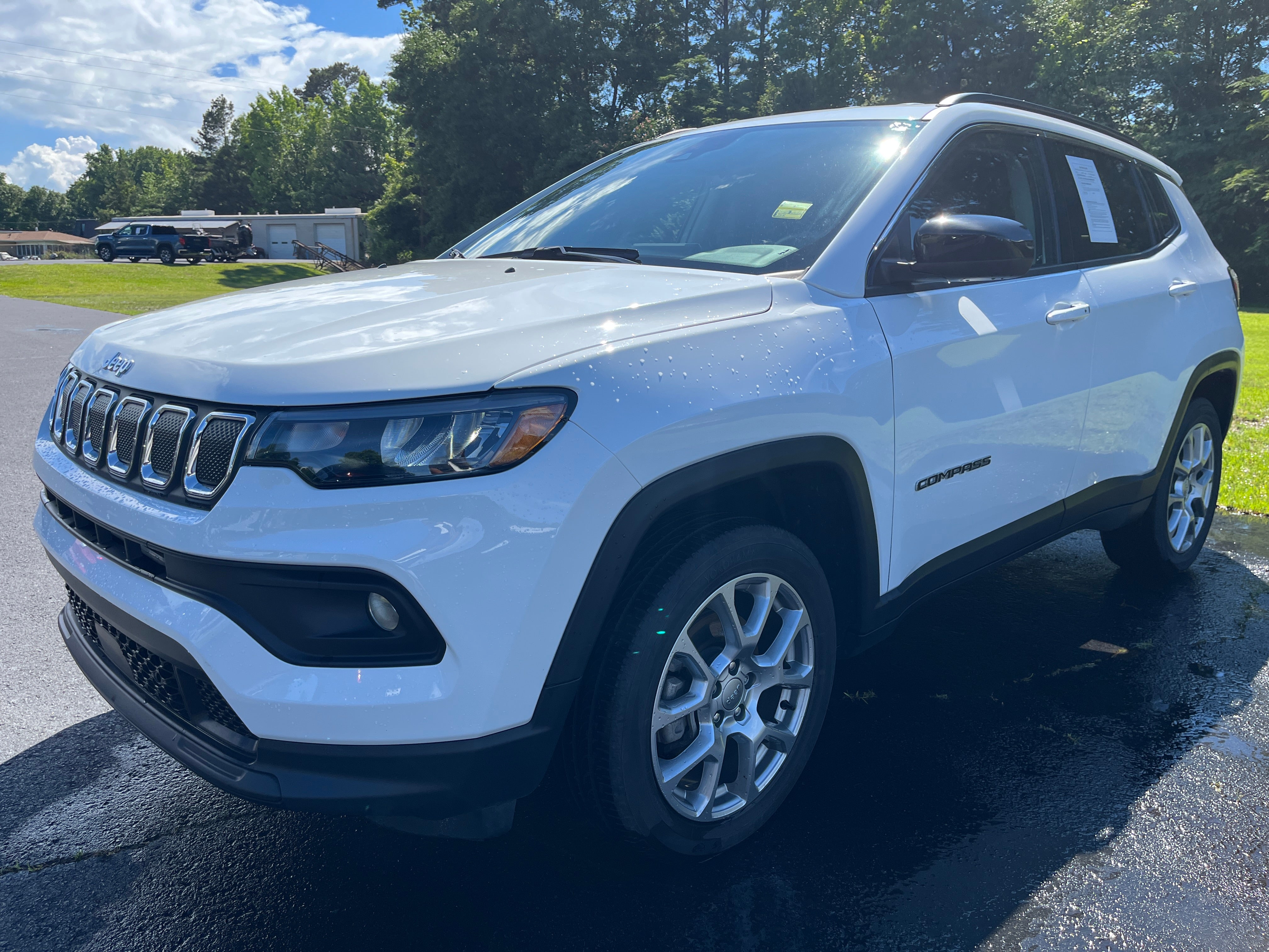 2022 Jeep Compass Latitude Lux in White — front three-quarter view