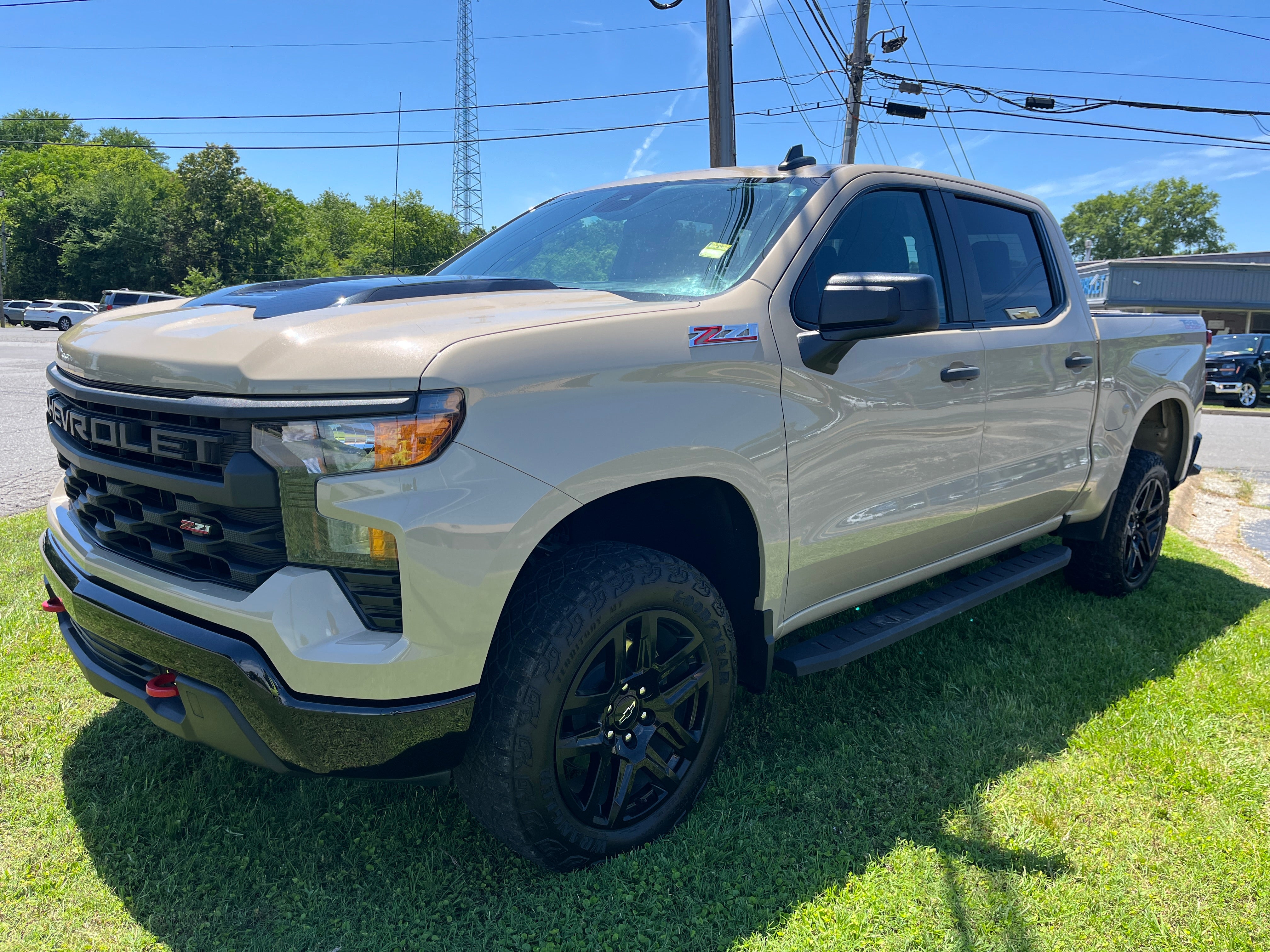 2023 Chevrolet Silverado 1500 Custom Trail Boss in Sand Dune Metallic — front three-quarter view