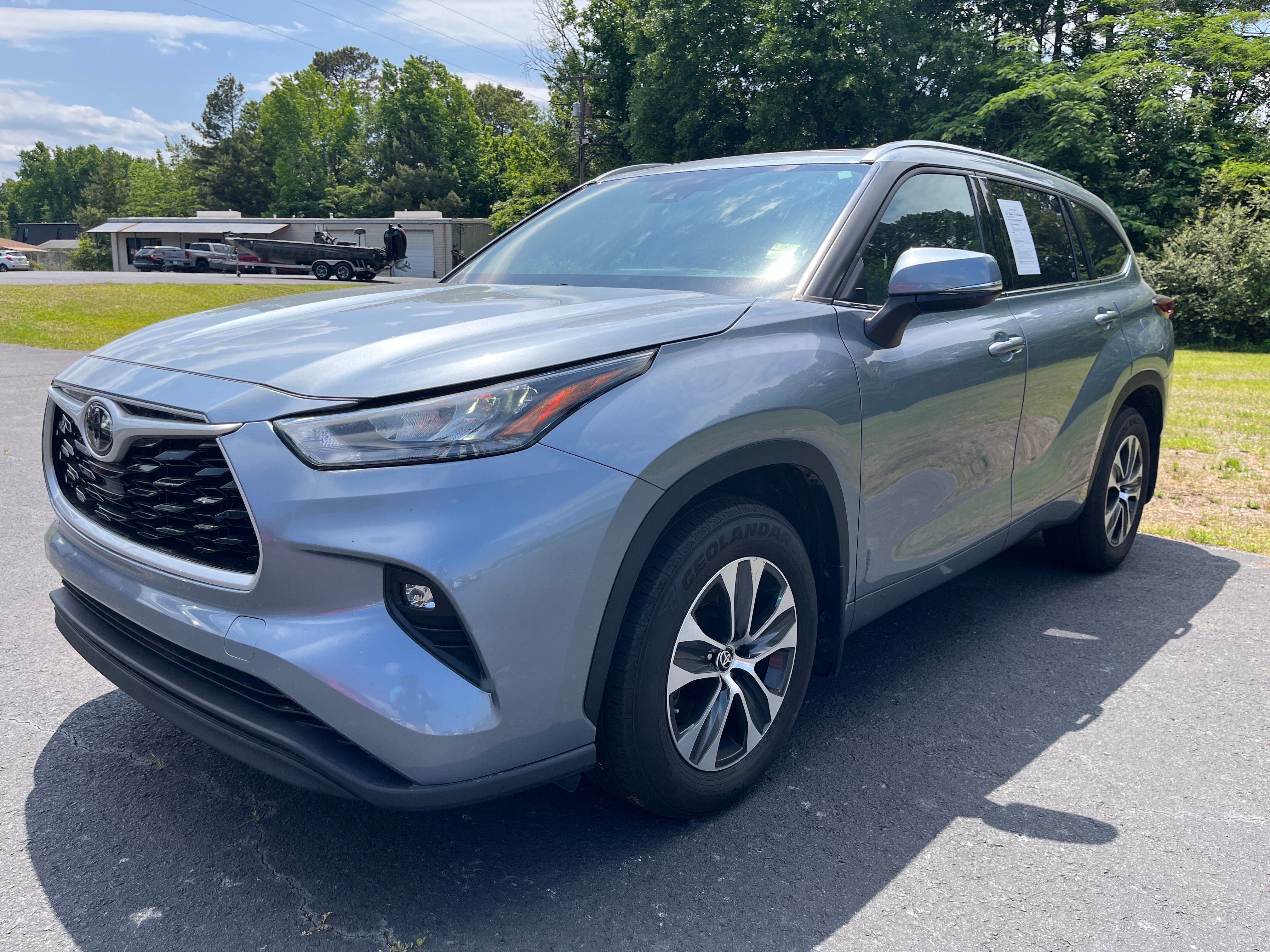 2020 Toyota Highlander XLE in Gray — front three-quarter view