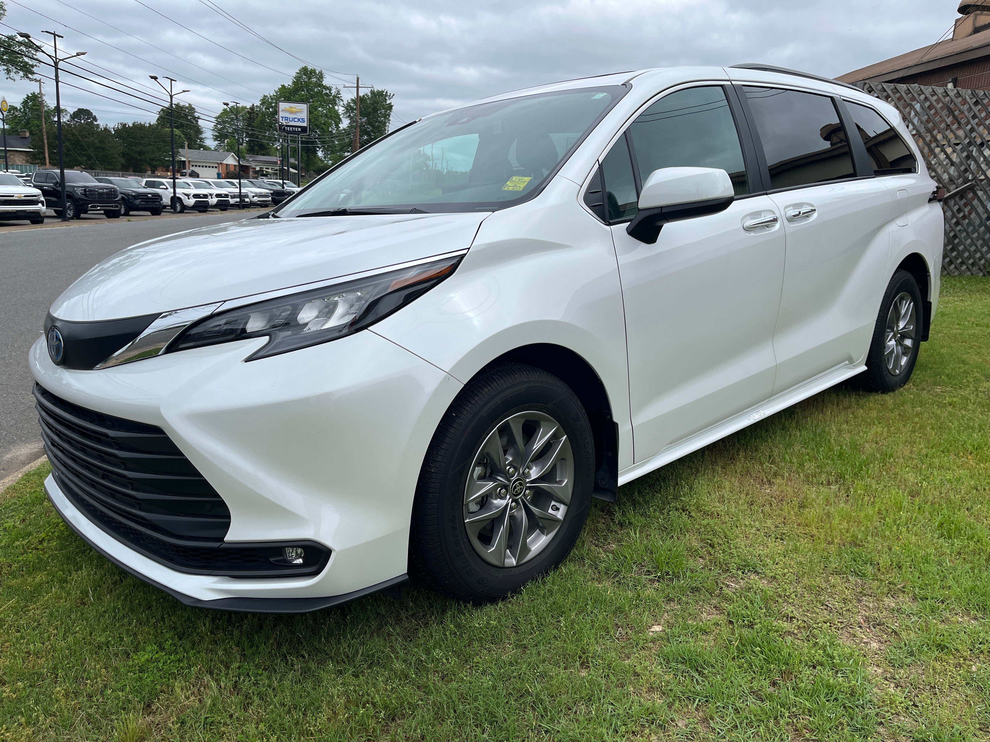 2025 Toyota Sienna XLE in White — front three-quarter view