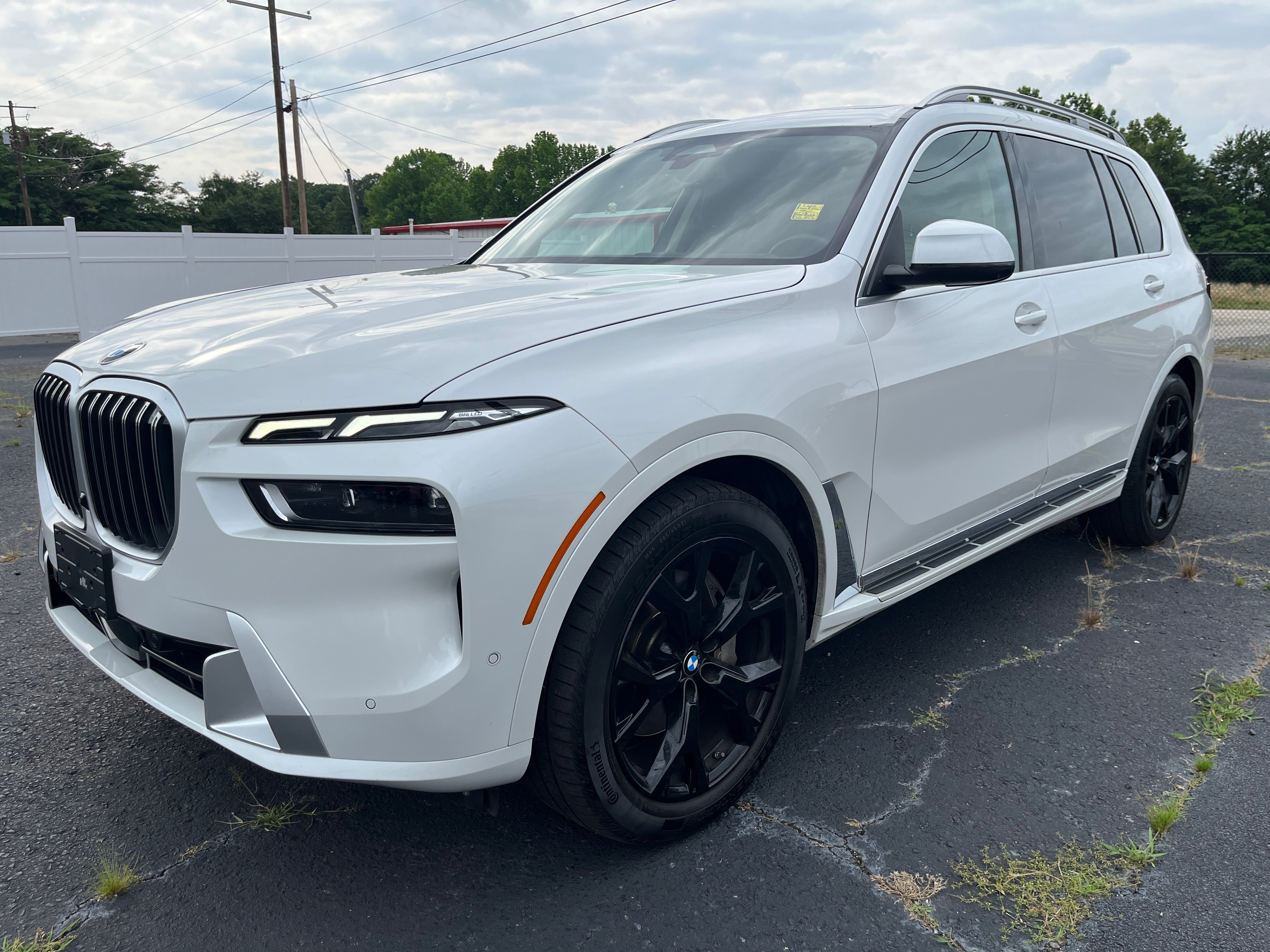 2025 BMW X7 xDrive40i in Alpine Whi — front three-quarter view