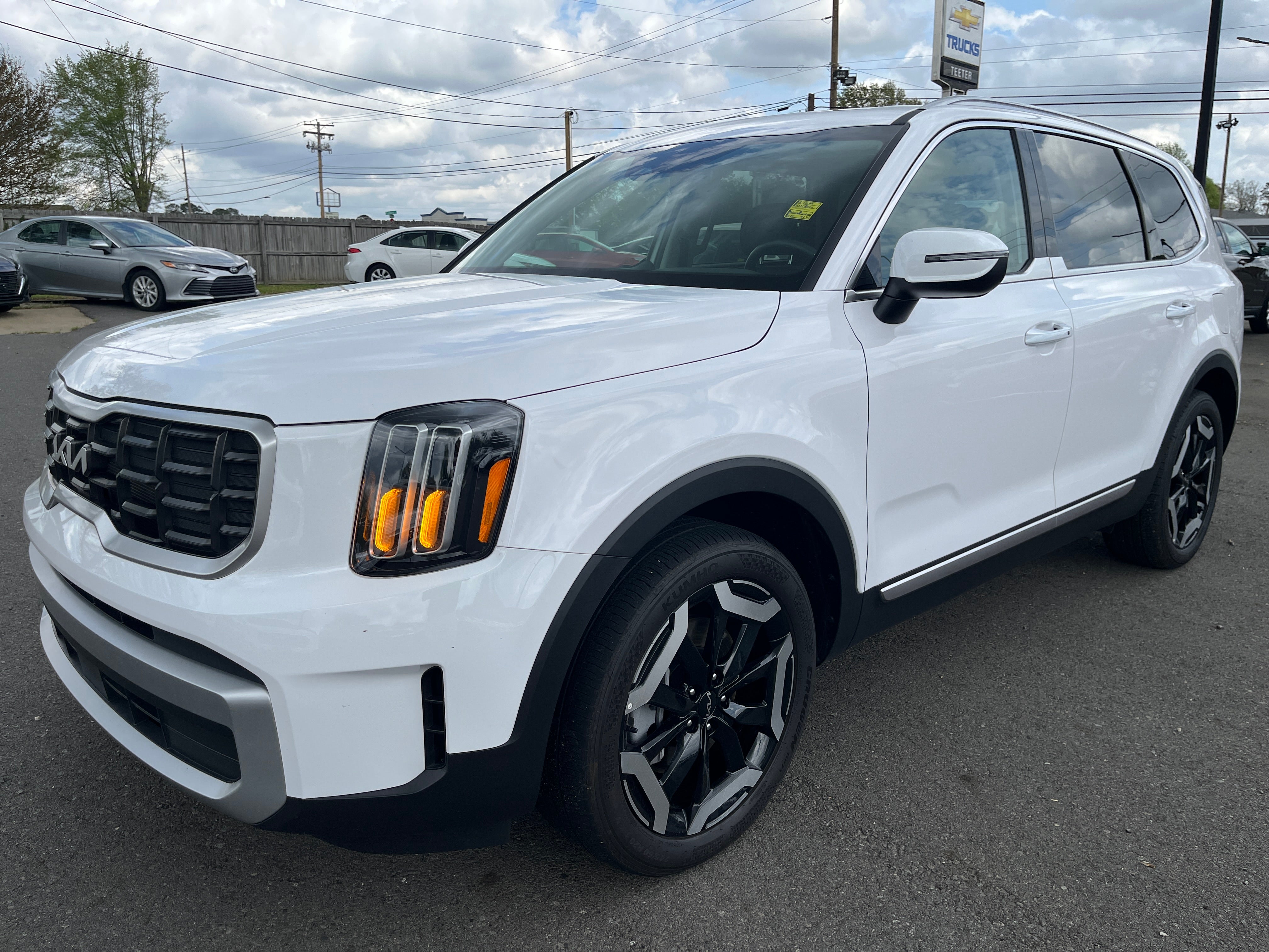 2025 Kia Telluride S in White — front three-quarter view