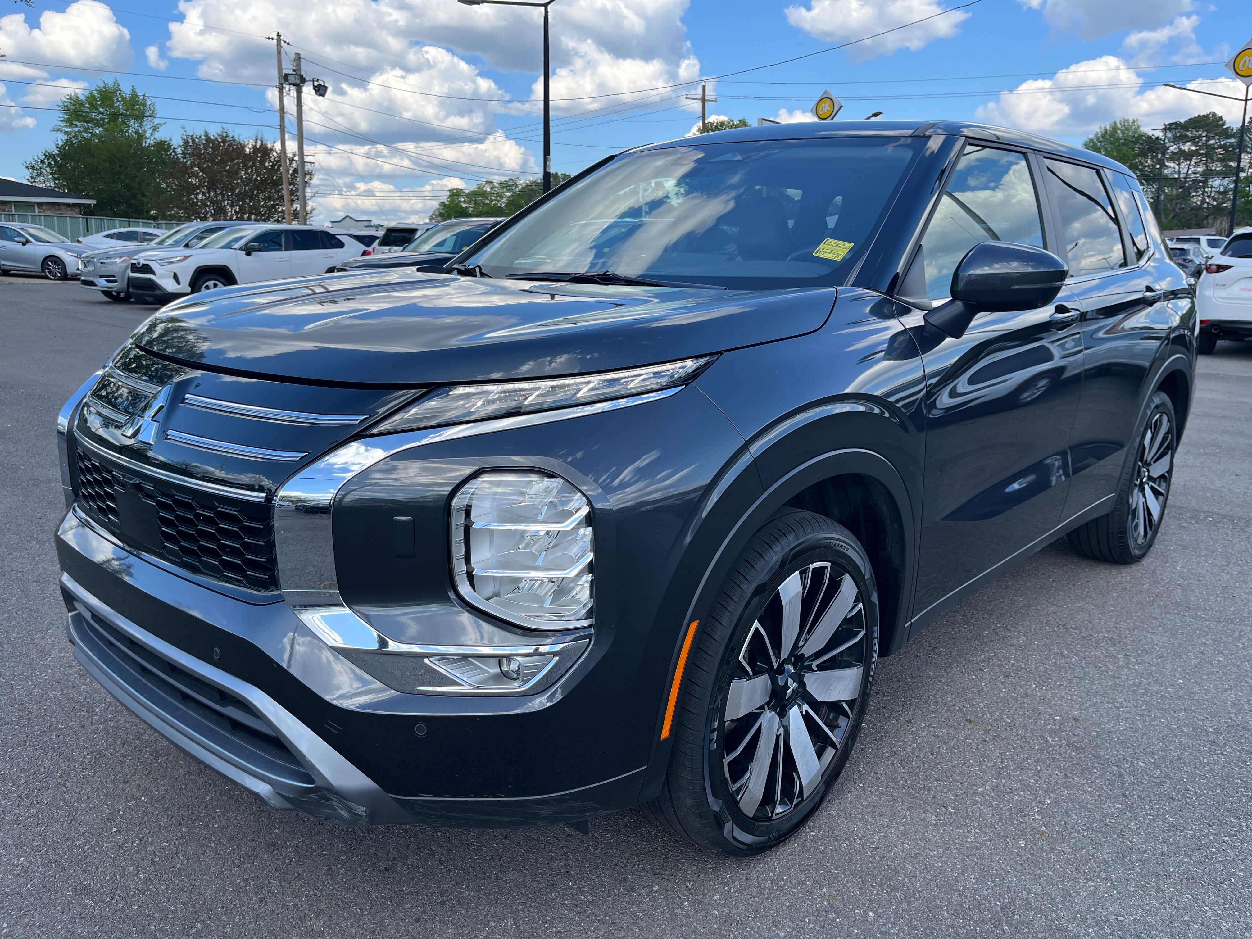 2025 Mitsubishi Outlander SE in Gray — front three-quarter view