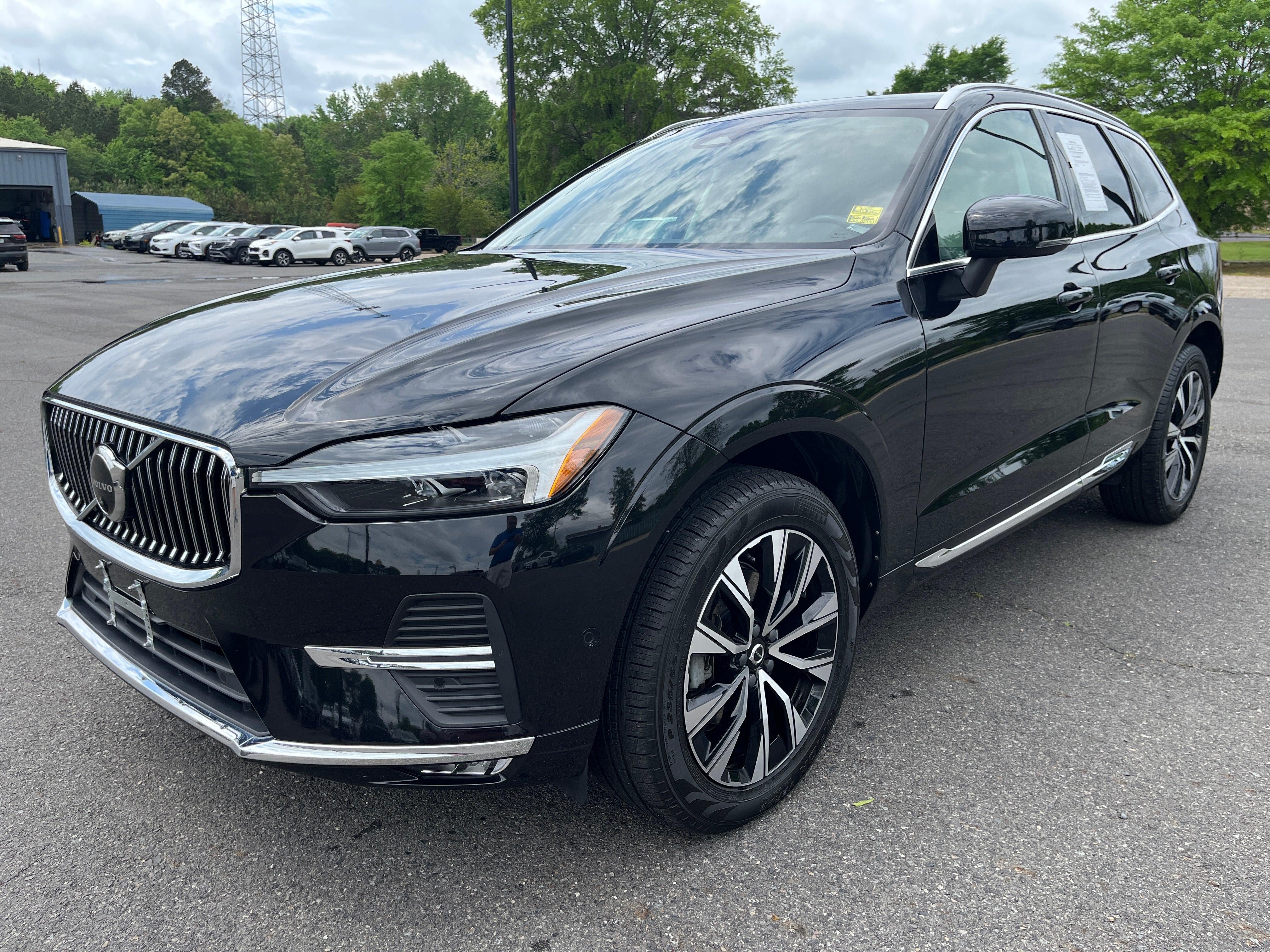 2023 Volvo XC60 Plus Bright Theme in Black — front three-quarter view
